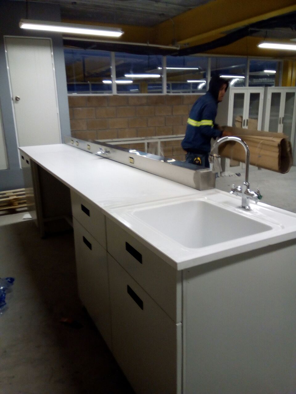 Tarja de laboratorio instalada con grifería